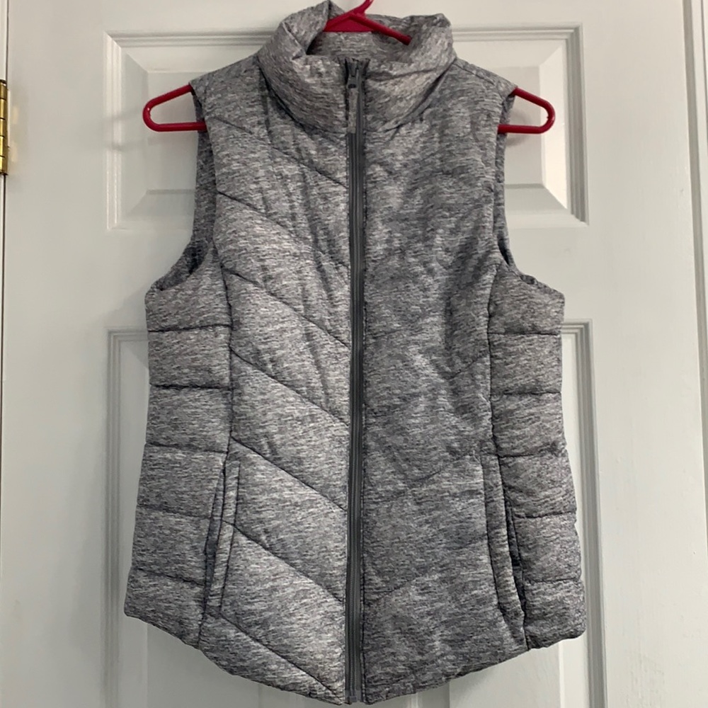 Women’s puffer vest So Brand small